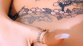 Big boob brunette masturbates on webcam