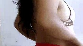 Putita sexy mostrando sus tetas chiquitas