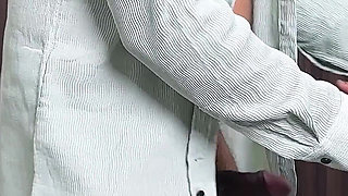 Soft! the Owner of the House Came to the House to Ask for a Feast, the Husband Touched the Man in the Bathroom, Took the Owner's Penis in the Pussy.