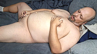 Chubby guy lays in bed and cums