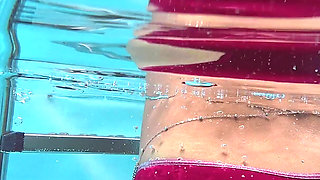 Indian Bhabhi Sex in Pool with a Stranger Hindi