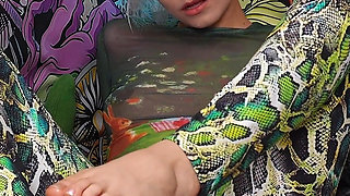 For the First Time, I Cum on the Feet of a Blonde in Leggings During a Foot-jerk!