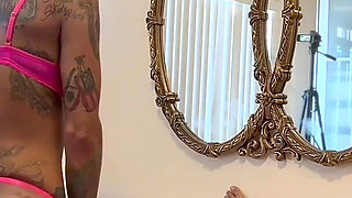 Andi Wild Synchronizes Handjob with Face Sitting & Grinding