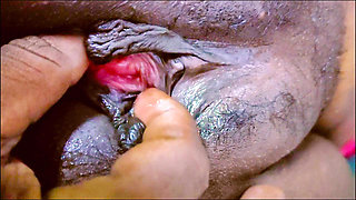 INDIAN AUNTY HOUSE WIFE HOT AND LOUD MOANING BY FINGERING IN WET PUSSY.