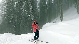 Exhibitionist Skiing: Blonde Flashes in Cable Car