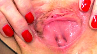 UK milf Scarlet loves masturbating in tights