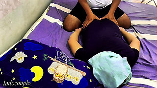 Panti pijat sensual sama gadis seksi dengan rok mini kebaya lagi asik pijat