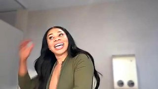 Belle_SQUIRTS IN A PUBLIC RESTROOM - Ebony