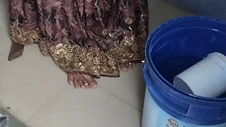 Hot pushpa bhabhi bathroom me boobs ko sahla rahi