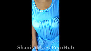 Sri Lankan MILF Live Cam Show to Her Customers