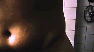 Verklig orgasm i duschen med en dildo