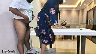 Guru sekolah hijab muslim pergi untuk kencan dengan bintang